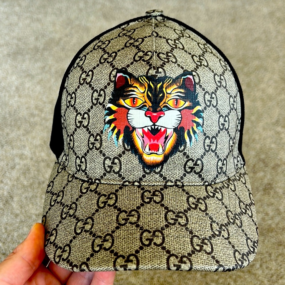 Gucci
Angry Cat print GG Supreme baseball hat